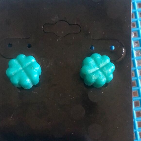 Flower earrings (looks like 4 hearts together) - Picture 4 of 4